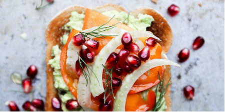 Luxe gezonde tosti met gedroogd kaki fruit