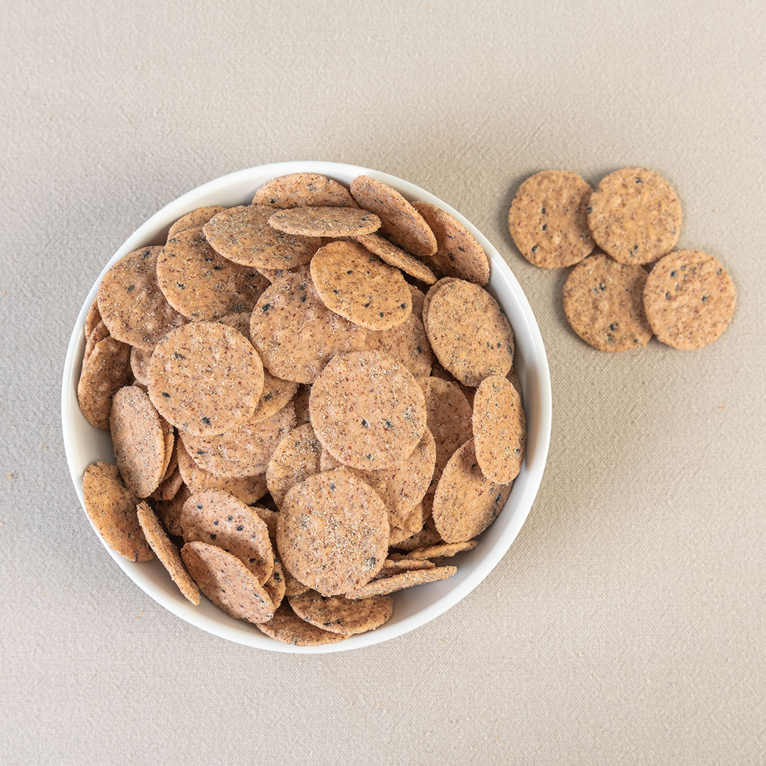 Black pepper crackers