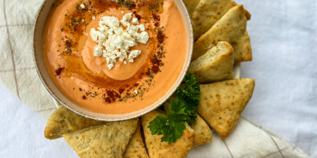 Oregano brood met paprika feta dip